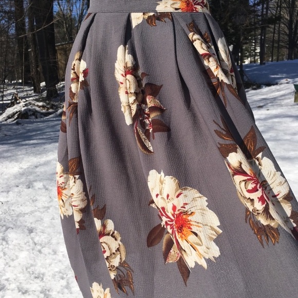 Dresses & Skirts - 💕Floral Crepe Peony Inverted Pleat Midi